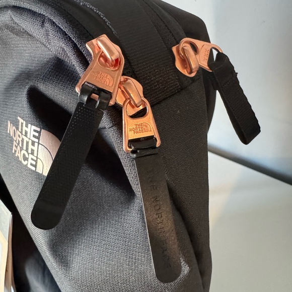 The North Face Isabella Sling NWT - Picture 4 of 10